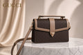 ✨ Bolso de Mano y Manos Libres GUESS – Colección Clásica Monograma ✨