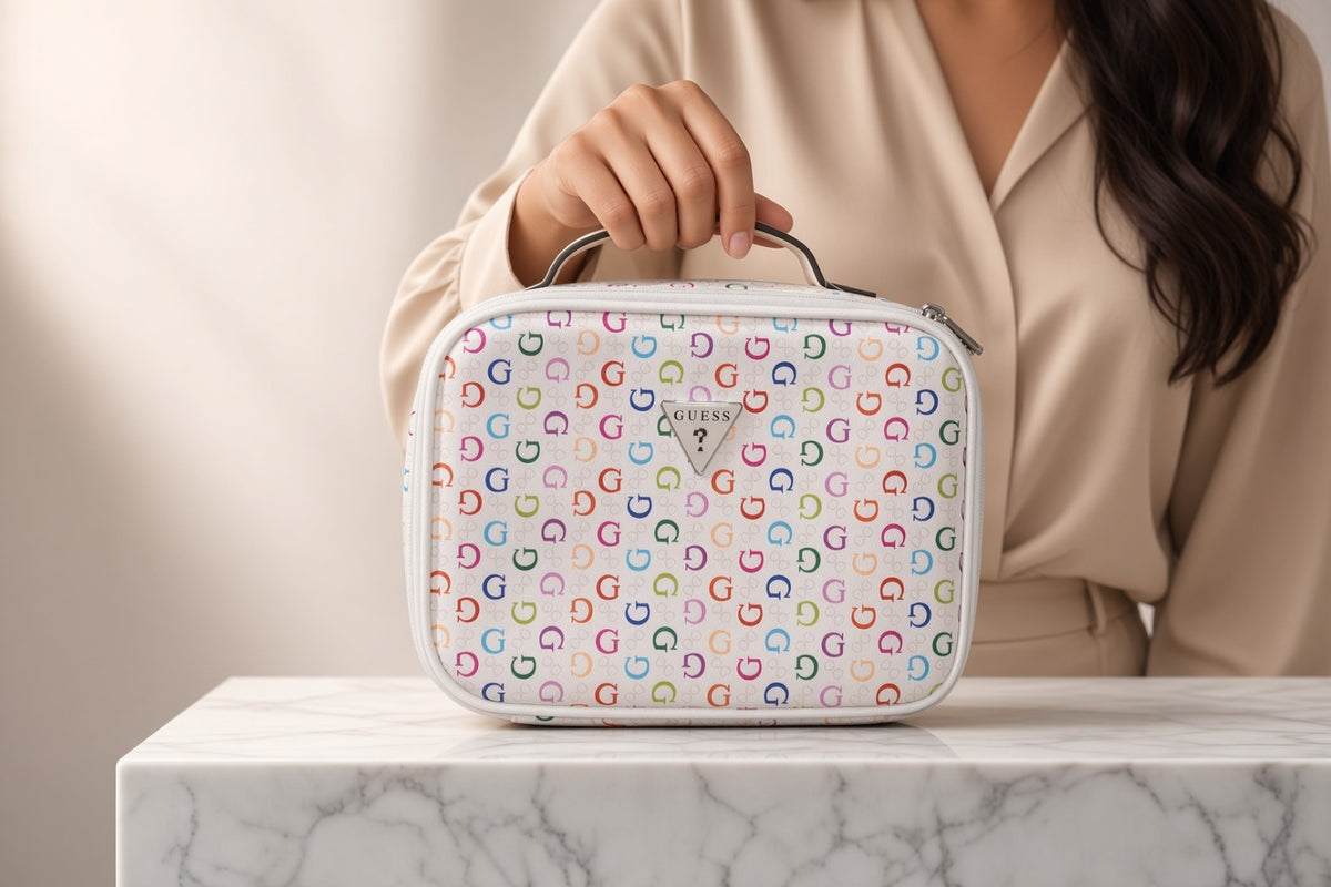 Cosmetiquera Guess Rainbow Monogram ✨