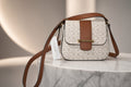 Calvin Klein Crossbody Flap – Colección Signature ✨