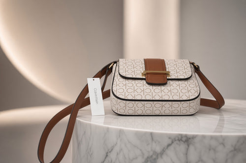 Calvin Klein Crossbody Flap – Colección Signature ✨